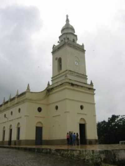 O TURISTA DEVER CONHECER A IGREJA DE NOSSA SENHORA SANTANA QUE POSSUI UM BELSSIMO ALTAR TODO FEITO EM MADEIRA., POR SIMONE RODRIGUES =) - SANTANA DO CARIRI - CE