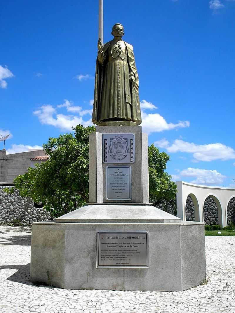 SOBRAL-CE-ESTTUA DE D.JOS TUPYNAMB DA FROTA(1 BISPO DE SOBRAL)-FOTO:IVO DIAS - SOBRAL - CE