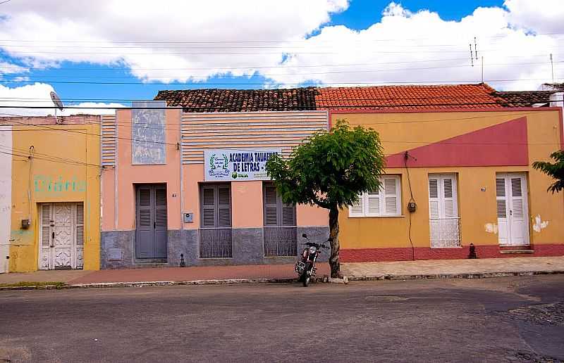 TAU-CE-CASARIO EM RUA DO CENTRO-FOTO:ARAGO - TAU - CE