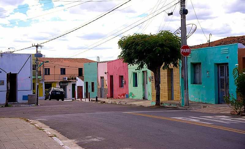 TAU-CE-CASARIO NO CENTRO DA CIDADE-FOTO:ARAGO   - TAU - CE