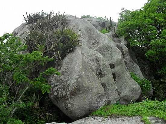 URUBURETAMA-CE-INTERESSANTE PEDRA NA SERRA-FOTO:PROF.CASTRO  - URUBURETAMA - CE