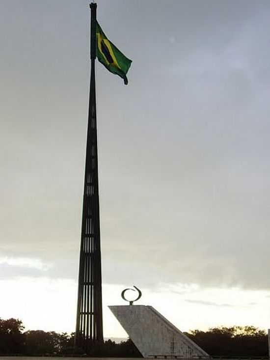 BANDEIRA DO BRASIL NA PRAA COM MESMO NOME EM BRASLIA-DF-FOTO:ADSON LINS INTERCESS - BRASLIA - DF