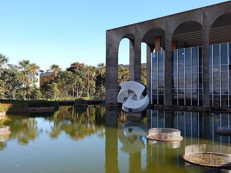 BRASLIA-DF-MONUMENTO METEORO-PALCIO ITAMARATY-FOTO:MARIA CELI ABREU - BRASLIA - DF