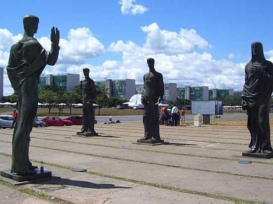 ESTTUA DOS EVANGELISTAS EM FRENTE  CATEDRAL EM BRASLIA-DF-FOTO:ADSON LINS INTERCESS - BRASLIA - DF