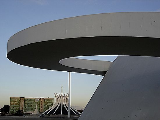 MUSEU NACIONAL E AO FUNDO A CATEDRAL EM BRASILIA-DF-FOTO:ANDR BONACIN - BRASLIA - DF