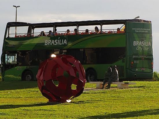 NIBUS TURSTICO EM FRENTE AO MEMORIAL JK EM BRASILIA-DF-FOTO:ANDR BONACIN - BRASLIA - DF