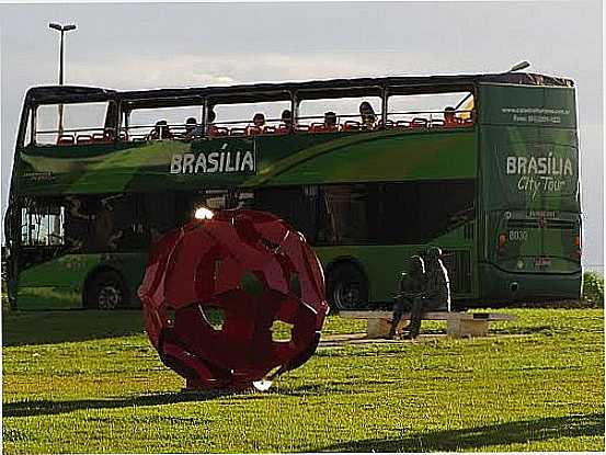 NIBUS TURSTICO EM FRENTE AO MEMORIAL JK EM BRASILIA-DF-FOTO:ANDR BONACIN - BRASLIA - DF