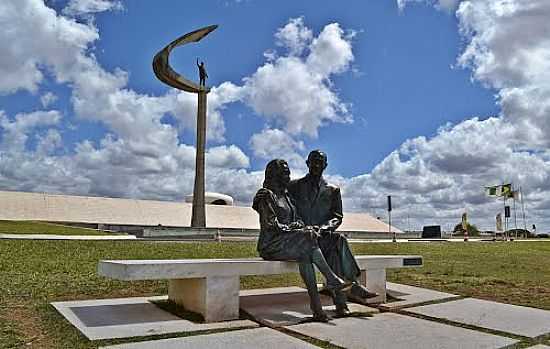 SARAH E JUSCELINO NA PRAA JK EM BRASILIA-DF-FOTO:AROLLDO COSTA OLIVEI - BRASLIA - DF