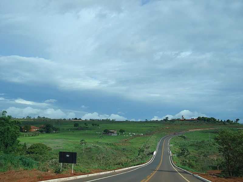 BRAZLNDIA-DF-REA RURAL AO LADO DA RODOVIA-FOTO:MARCELO LOPES D'ALMEIDA - BRAZLNDIA - DF