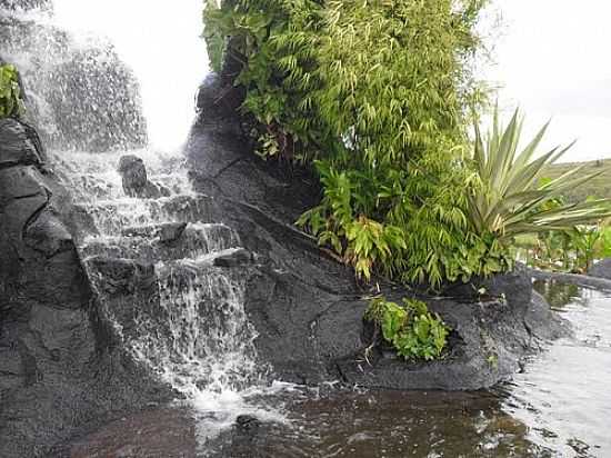 CASCATA EM LAGO NORTE-FOTO:CALIXTO R. PIRES - LAGO NORTE - DF