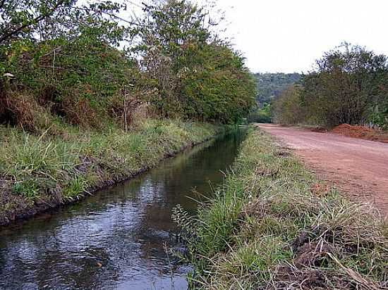 CANAL DE IRRIGAO EM PLANALTINA-FOTO:S. F. DA COSTA - PLANALTINA - DF