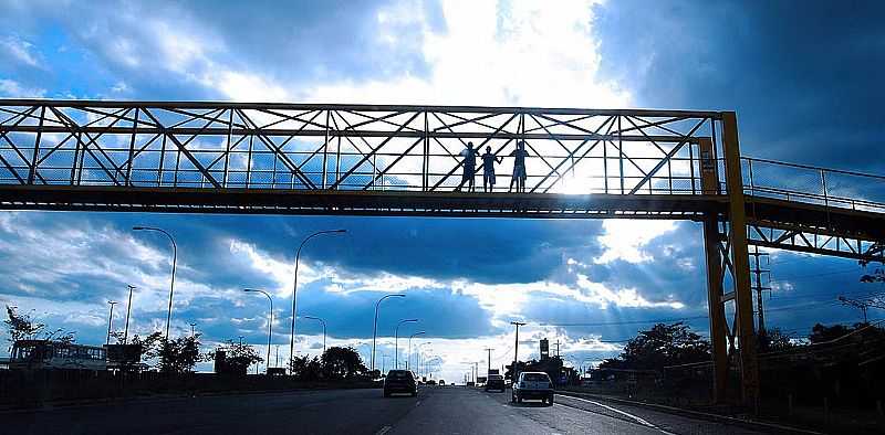 RIACHO FUNDO-DF-PASSARELA SOBRE A RODOVIA-FOTO:JOVENTINO NETO - RIACHO FUNDO - DF