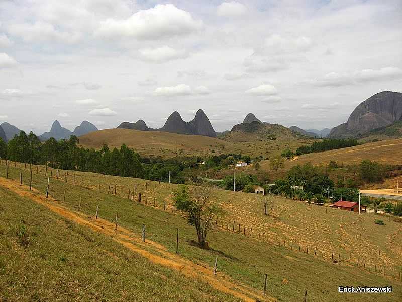 GUIA BRANCA-ES-REA RURAL COM A SERRA AO FUNDO-FOTO:ERICK ANISZEWSKI - GUIA BRANCA - ES