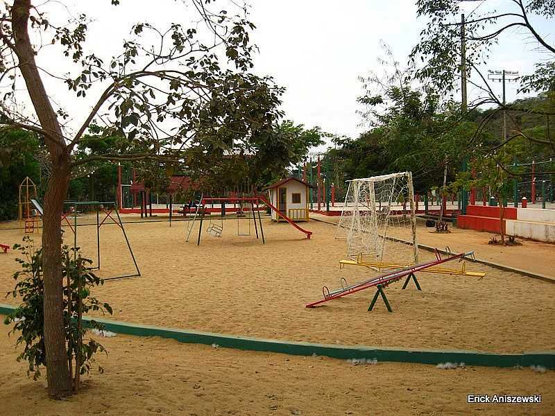 GUIA BRANCA-ES-PARQUINHO NO PARQUE MUNICIPAL RECANTO DO JACAR-FOTO:ERICK ANISZEWSKI - GUIA BRANCA - ES