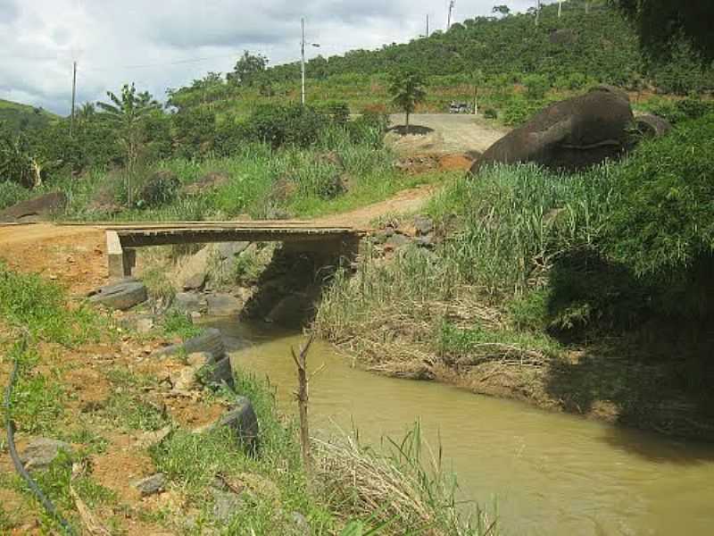 ALTO CALDEIRO-ES-PONTE EM ESTRADA RURAL-FOTO:MAPIO.NET - ALTO CALDEIRO - ES