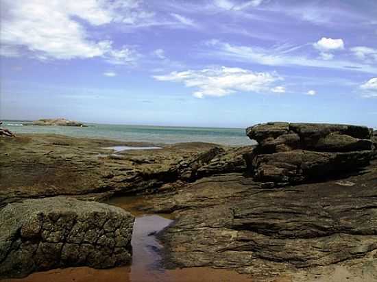 PEDRAS E HORIZONTE NA PRAIA DE ANCHIETA-FOTO:LEANDRO DURES - ANCHIETA - ES