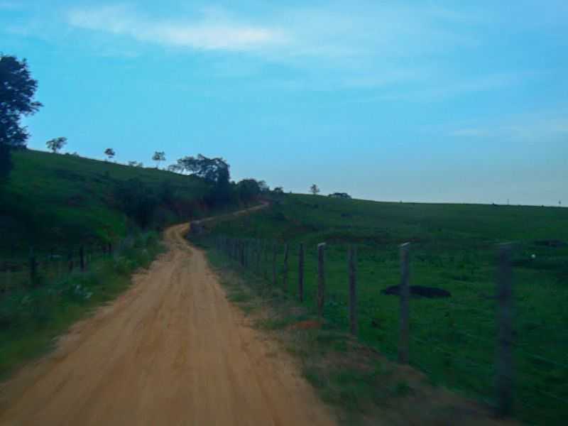 ARAATIBA-ES-ESTRADA DO DISTRITO-FOTO:JORGE RODRIGUES - ARAATIBA - ES