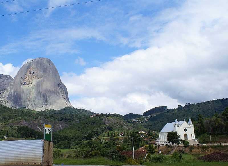 ARAC-ES-VISTA DA IGREJA E AO FUNDO A PEDRA AZUL-FOTO:ELPDIO JUSTINO DE ANDRADE - ARAC - ES