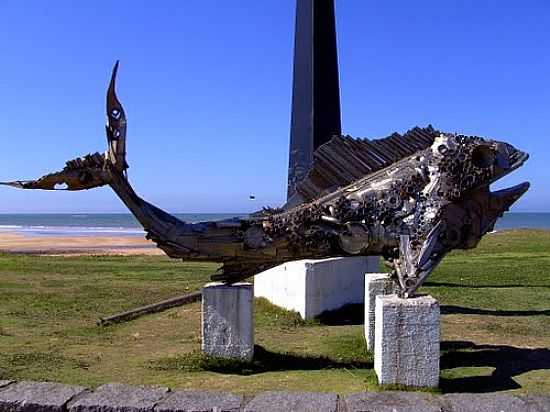 ESCULTURA DE PEIXE JUNTO AO OBELISCO EM ARACRUZ-FOTO:CAIO GRACO MACHADO - ARACRUZ - ES