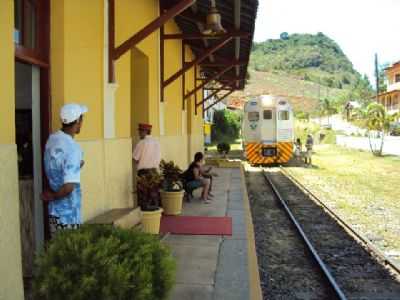 TREM DE PASSAGEIRO NA ESTAO, POR MAURO ZAMBON FILHO - ARAGUAIA - ES