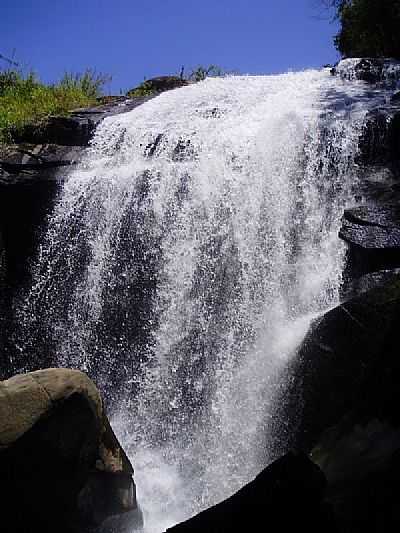 CACHOEIRA EM ATILIO VIVCQUA - ATLIO VIVCQUA - ES