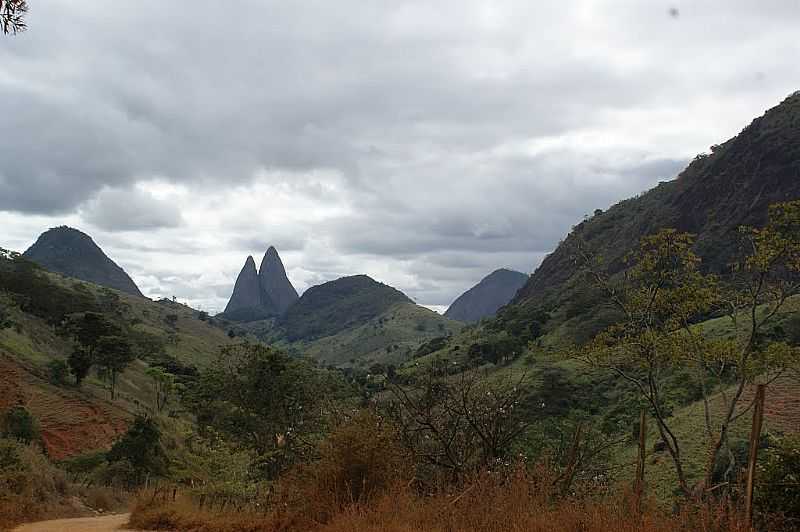 CACHOEIRINHA DE ITANA-ES-LINDA PAISAGEM COM MONTANHAS COM PONTAS DE AGULHAS-FOTO:M BOONE - CACHOEIRINHA DE ITANA - ES