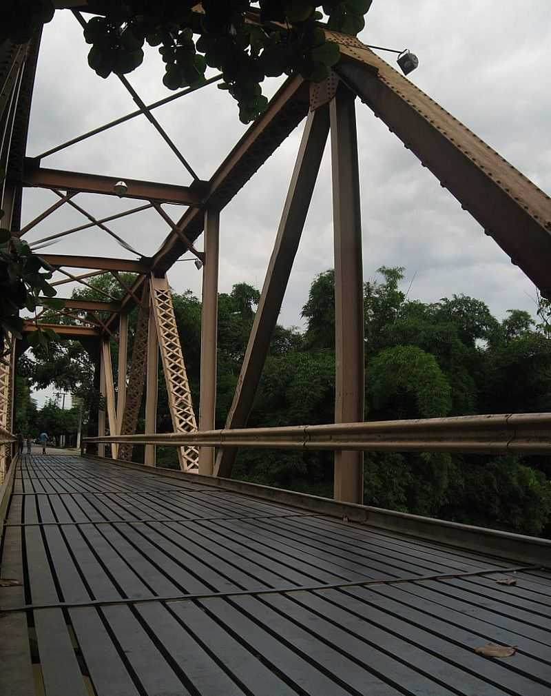 COLATINA-ES-PONTE DE FERRO SOBRE O RIO SANTA MARIA-FOTO:FABIO ARREBOLA  - COLATINA - ES