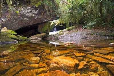 PEDRA ESCORADA, POR ROSRIA - DIVINO DE SO LOURENO - ES