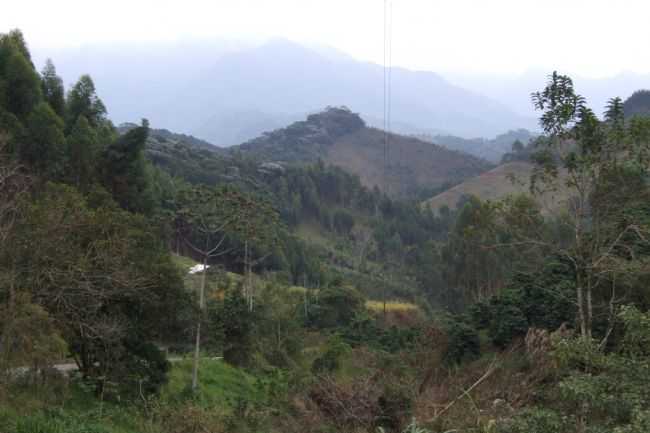 PICO DA BANDEIRA CO SEUS 2892 METROS DE ALTITUDE ENCOBERTO PELAS NUVENS, POR CARLOS ROBERTO ROCHA SANATA - IBITIRAMA - ES