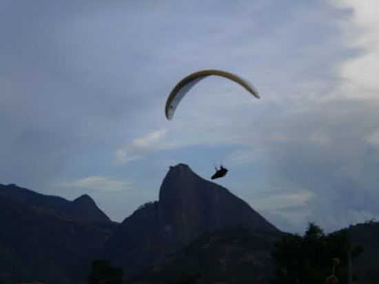 SALTO DE PARAPENTE EM IBITUBA-FOTO:SAMUEL FREIRE DE ALM - IBITUBA - ES