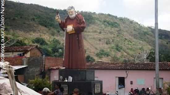 ESTTUA EM HOMENAGEM  FREI DAMIO EM VILA DE SO FRANCISCO-AL-FOTO:DESCANSOPLOUCURA. - VILA SO FRANCISCO - AL