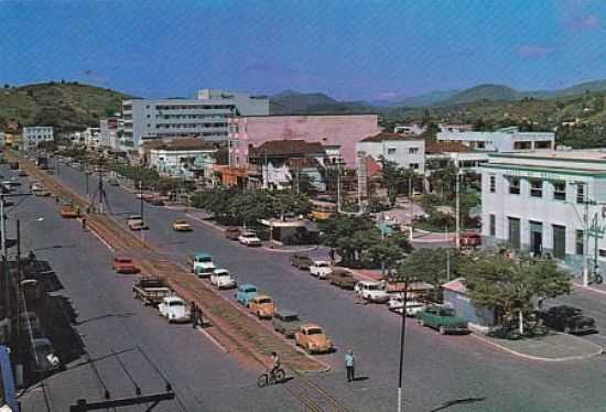 CANTEIRO CENTRAL,DA AV.PRINCIPAL,LOCAL POR ONDE PASSAVA O TREM EM ITAPERUNA-FOTO:[AUTOR DESCONHECIDO,SITE ESTAES FERROVIRIAS] - ITAPERUNA - ES