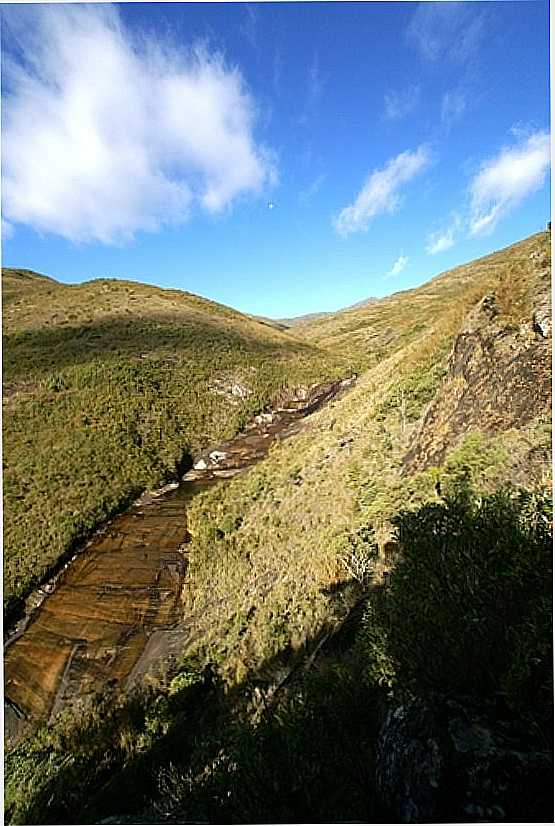 CACHOEIRA S MARGENS DA SUBIDA SENTIDO TERREIRO,NO PICO DA BANDEIRA-FOTO:SGTRANGEL - INA - ES