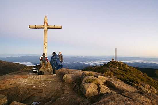 TOPO DO PICO DA BANDEIRA COM CRUZEIRO E TORRE-FOTO:SGTRANGEL - INA - ES