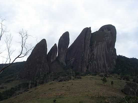 PEDRA DE CINCO PONTES-FOTO:JARSKE - LARANJA DA TERRA - ES