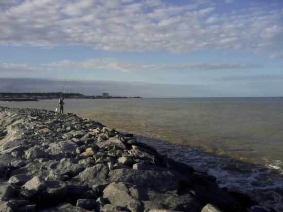 PESCADOR NO PIER, POR GEREMIAS SILVA DE GOES - MARATAZES - ES