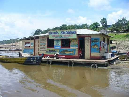 CASA COMERCIAL FLUTUANTE NO RIO SOLIMES EM AMATUR-FOTO:KARABAO - AMATUR - AM