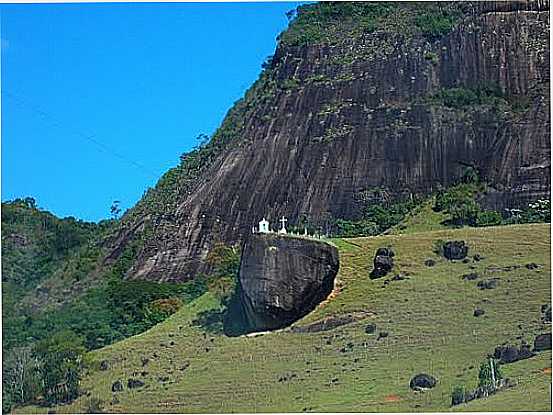 CRUZEIRO SOBRE A PEDRA EM MIMOSO DO SUL-ES-FOTO:A.CHIEUS - MIMOSO DO SUL - ES