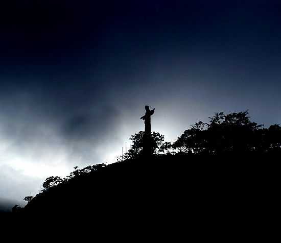 IMAGEM DO CRISTO NO MORRO EM MIMOSO DO SUL-ES-FOTO:ELPDIO JUSTINO DE A - MIMOSO DO SUL - ES