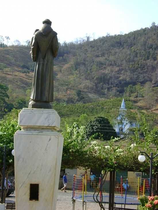 ESTTUA DO PADROEIRO COM A IGREJA AO FUNDO-FOTO:LUS EDUARDO FORMENT - SANTO ANTNIO DO CANA - ES