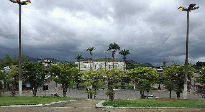 SO JOS DO CALADO-ES-GRUPO ESCOLAR MANOEL FRANCO NA PRAA PEDRO VIEIRA,A MAIOR PRAA DO  ES.-FOTO:FACEBOOK.COM  - SO JOS DO CALADO - ES