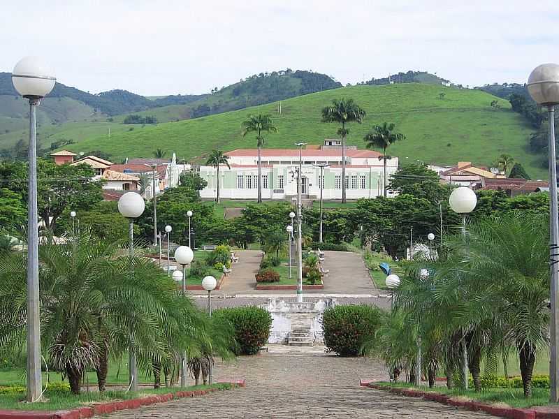 SO JOS DO CALADO-ES-VISTA DA PRAA PEDRO VIEIRA FILHO E DO GRUPO ESCOLAR MANOEL FRANCO-FOTO:EVARISTO ALMEIDA DA SILVA - SO JOS DO CALADO - ES