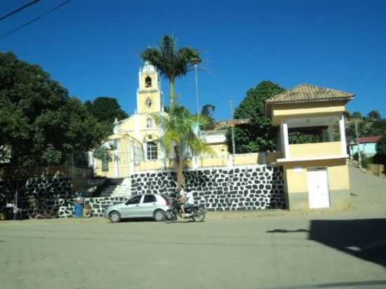 CENTRO, COM A IGREJA CATLICA LOCAL, POR VERA HELENA DE OLIVEIRA - VILA VERDE - ES