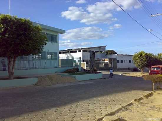 ESCOLA PE.MANOEL DA NBREGA E HOSPITAL DE VINHTICO-FOTO:MARCLIS - VINHTICO - ES