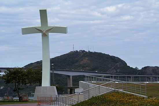 CRUZ DO PAPA E AO FUNDO O MORRO MORENO EM VITRIA-FOTO:ELPDIO JUSTINO DE A - VITRIA - ES