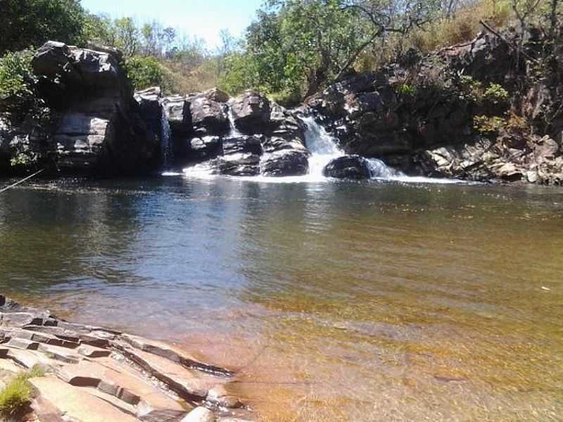 GUA LIMPA-GO-CACHOEIRA NO SANTURIO DAS ARARAS-FOTO:WWW.TRIPADVISOR.COM.BR - GUA LIMPA - GO