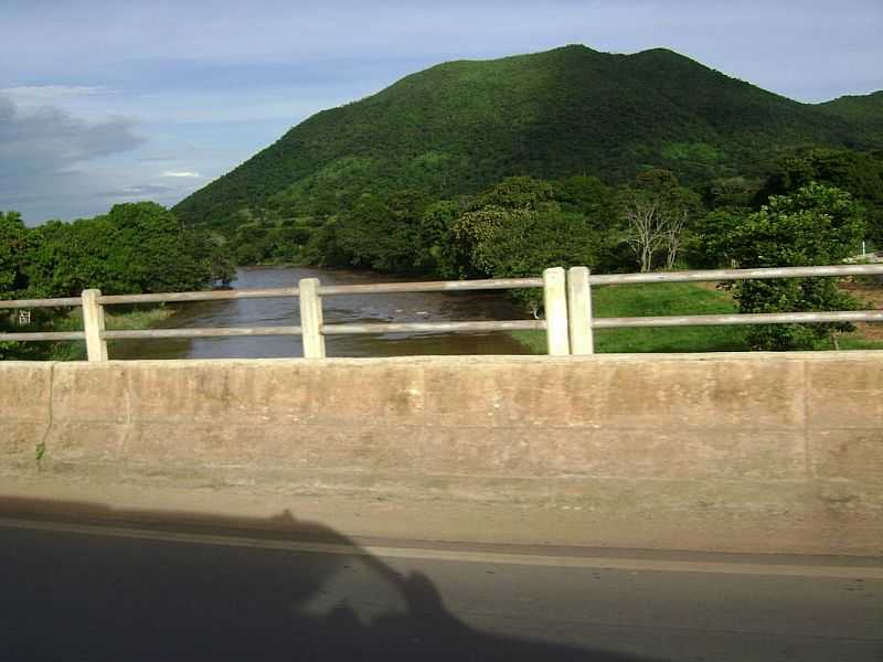 ALVORADA DO NORTE-GO-PONTE SOBRE O RIO CORRENTE-FOTO:CABRAL LOPES - ALVORADA DO NORTE - GO