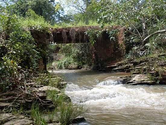 ARAGOINIA-GO-PONTE SOBRE O CRREGO-FOTO:PAULO SANTHIAGO A. J - ARAGOINIA - GO