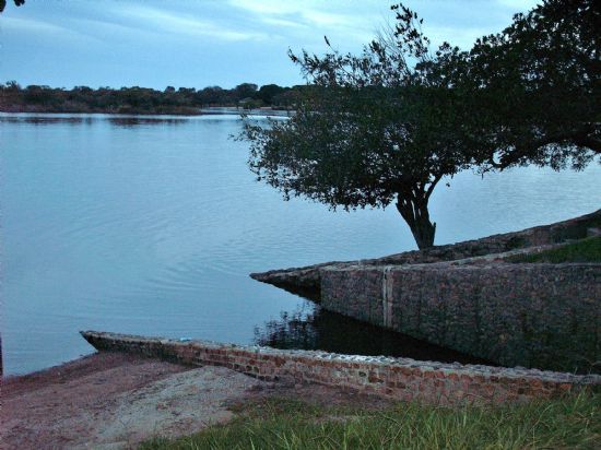 ONDE DESEMBARCA OS BARCOS NA PRAIA BONITA, POR LUIZ. A.  CAMARGO - BRITNIA - GO