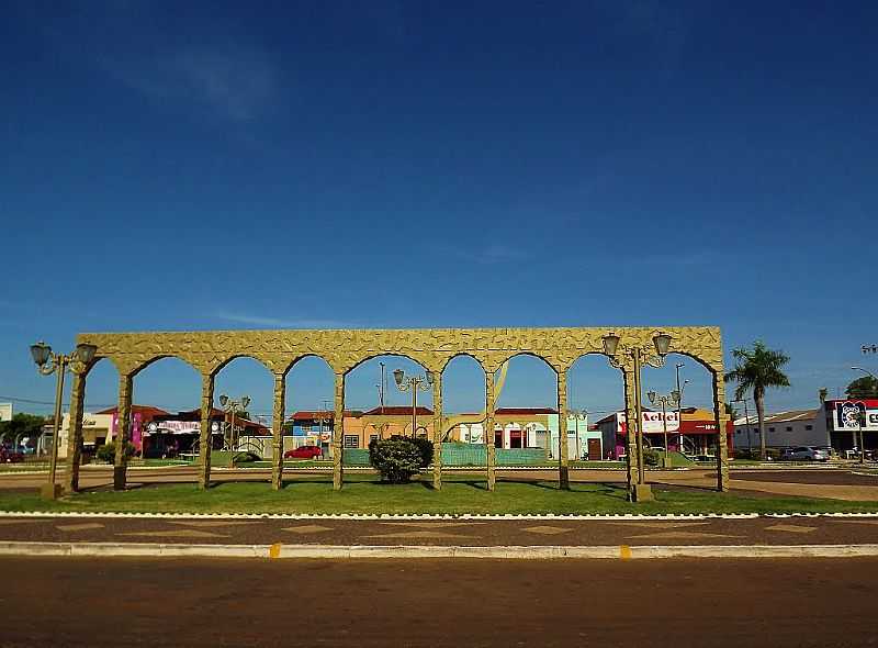 CAIAPNIA-GO-BELO MONUMENTO NA PRAA-FOTO:WENDER MARQUES - CAIAPNIA - GO